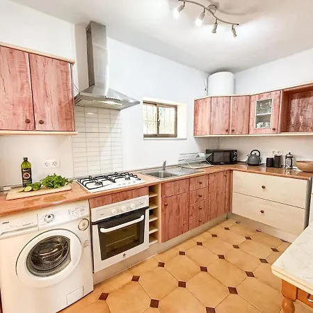بيت للعطل A2407 Charming Townhouse With Sea Views And Pool *